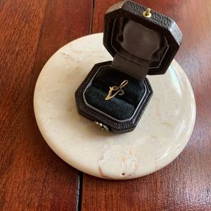 14kt Vintage V Charm